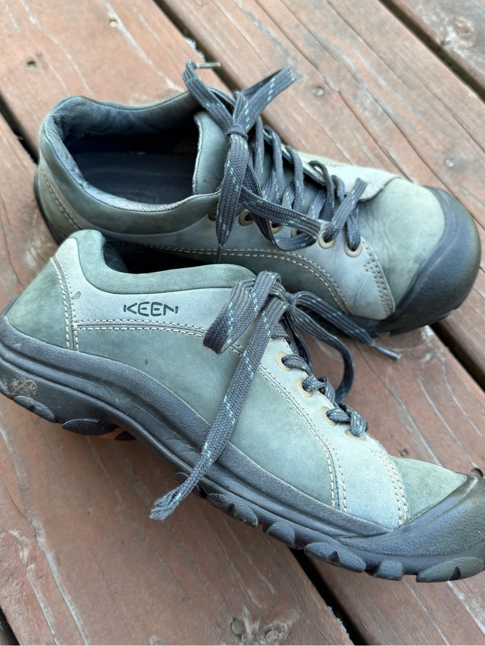 KEEN Women’s 8.5 Green Leather Slip Resistant Sneakers